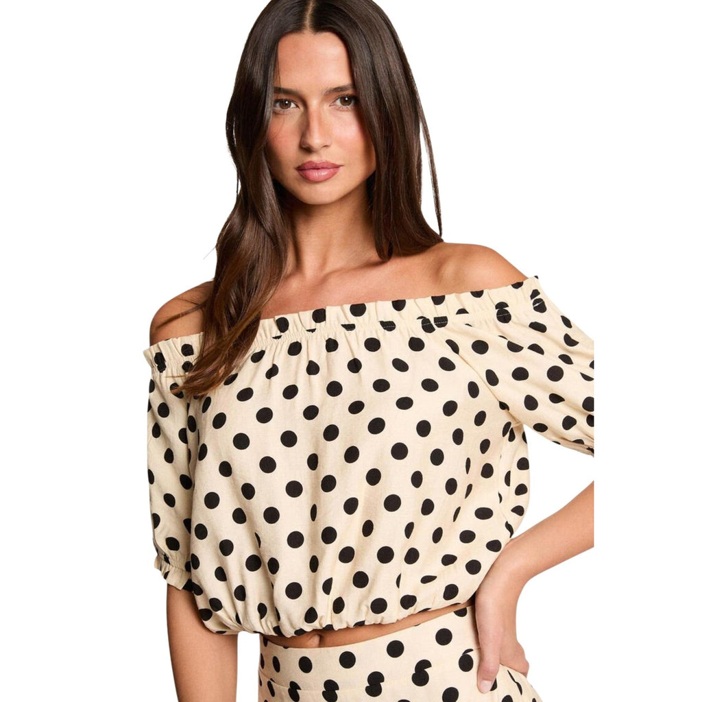 Blusa off-shoulder a pois con maniche morbide