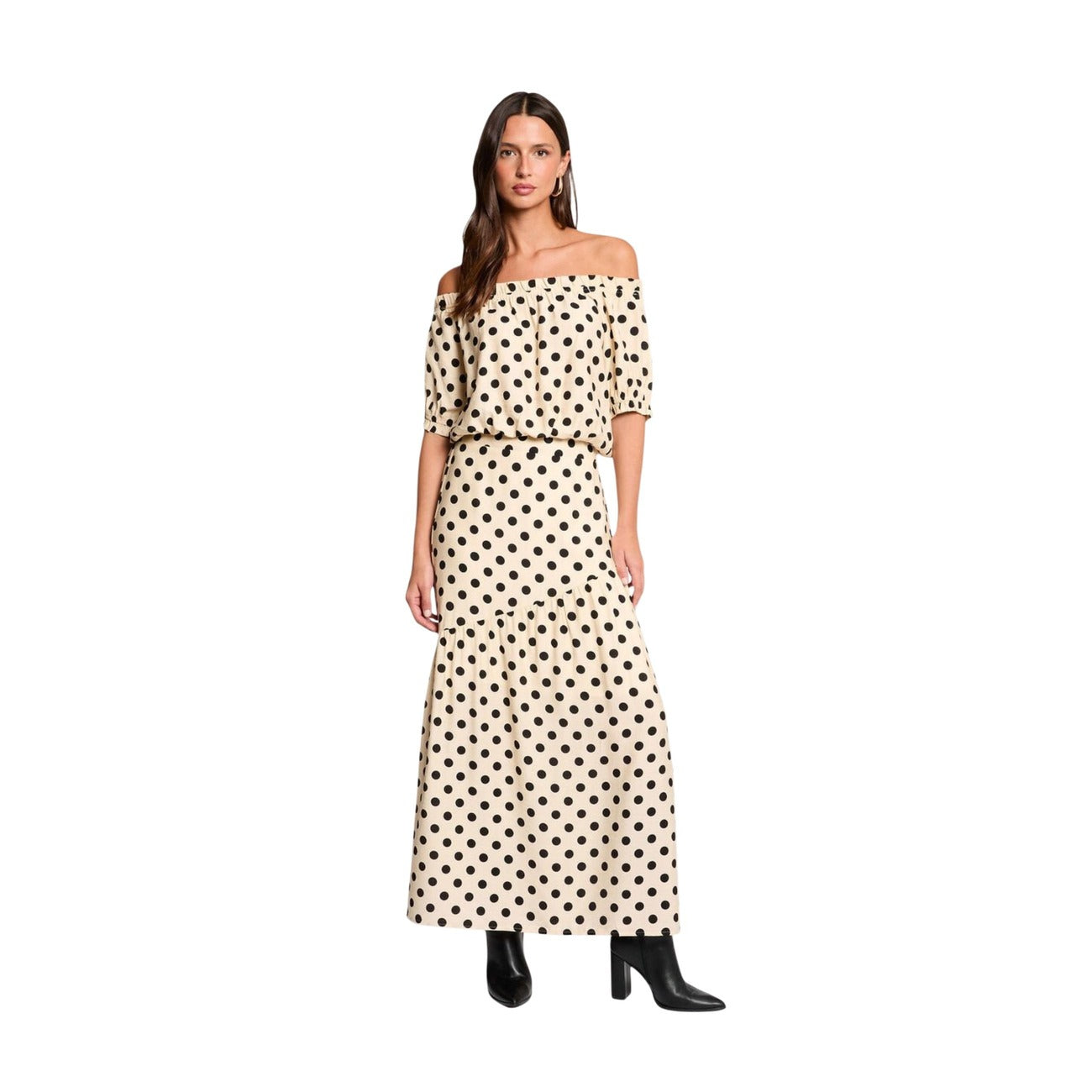 Blusa off-shoulder a pois con maniche morbide