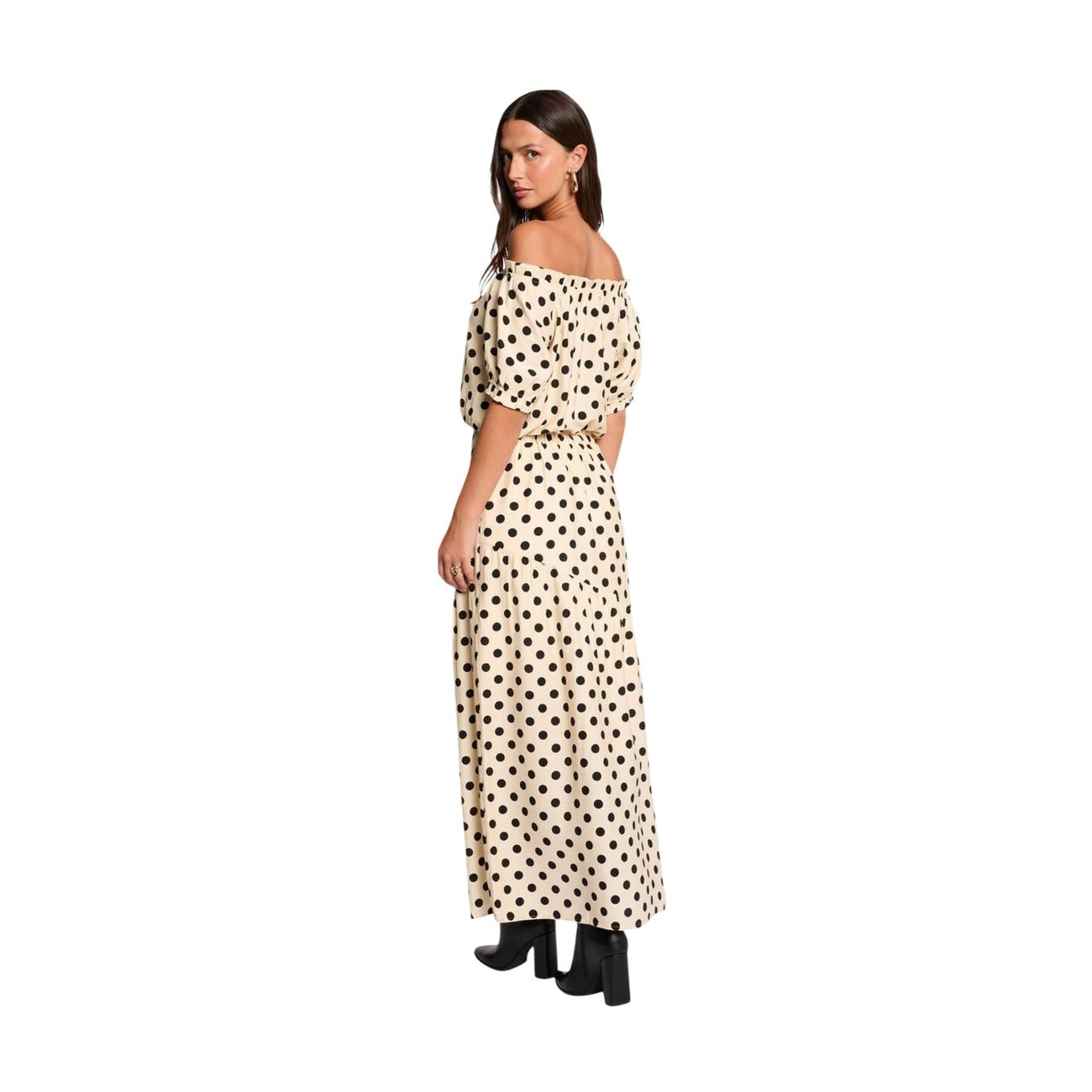 Blusa off-shoulder a pois con maniche morbide